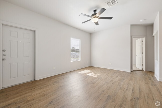 2BR, 1BA - 853SF - Living Room
