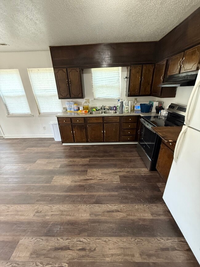 Photo - 22235 Hood St