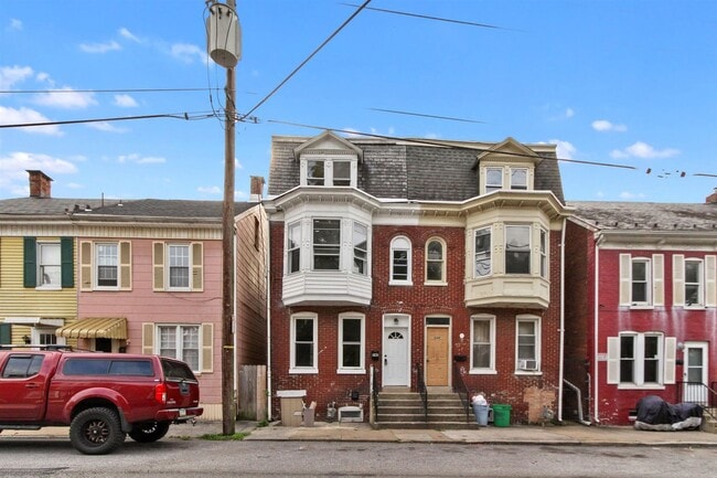 Building Photo - Spacious 5 Bedroom, 2 Bath Home in York City!
