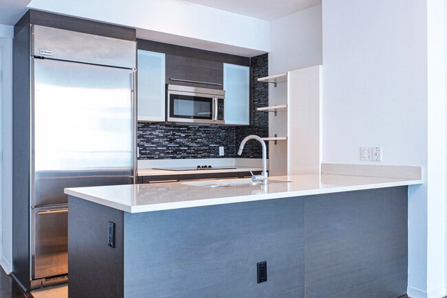 Building Photo - 500 Brickell Ave Unit 3604