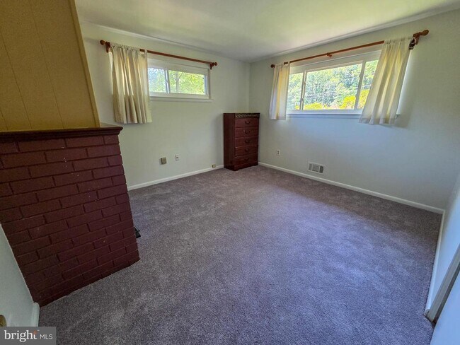 Photo - 305 Hillsboro Dr