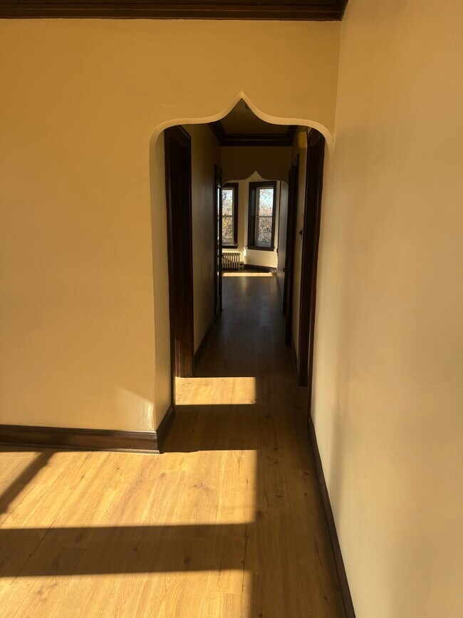 Pasillo - 6609 S California Ave Unidad 2nd floor front