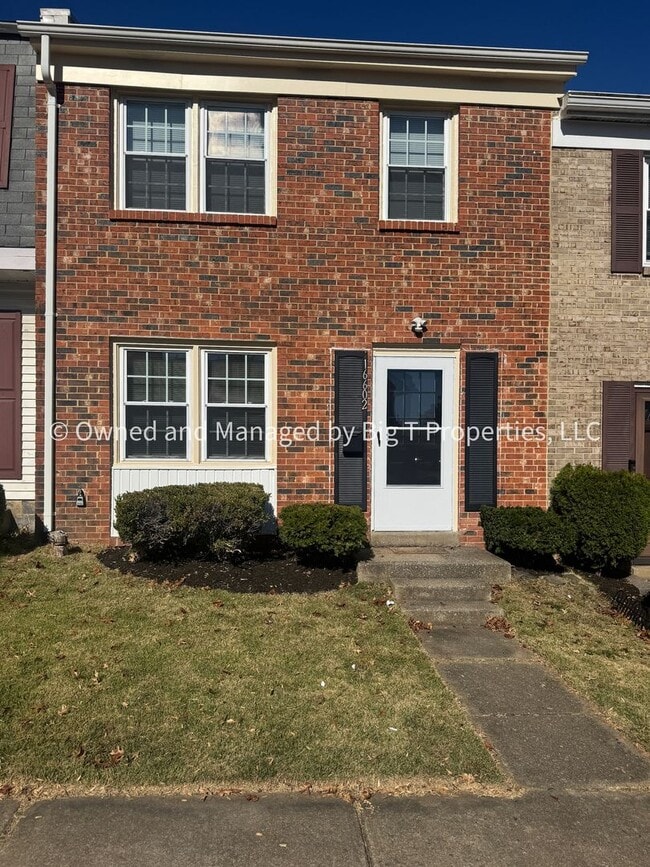 Building Photo - Coming soon* Cute Townhouse between Woodbr...