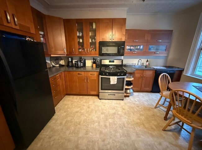 Building Photo - 1911 Jane St Unit 2