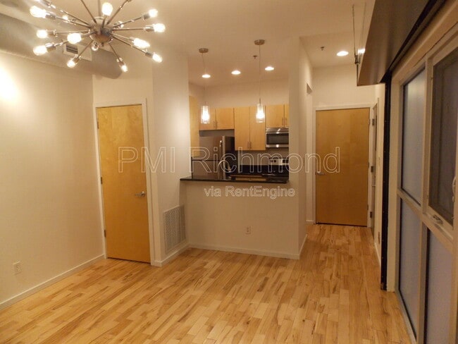 Photo - 16 W Broad St