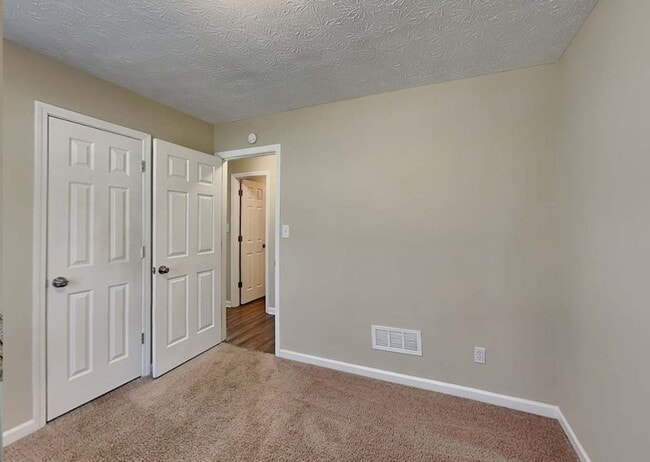 Photo - 2887 Rockcliff Rd SE