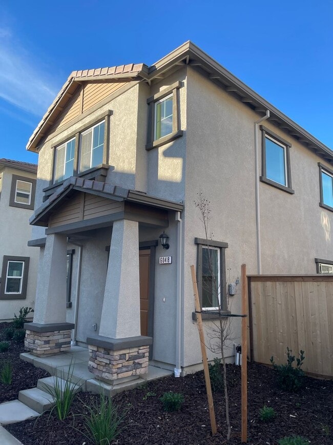 Building Photo - SOLAR SMART HOME IN WEST ROSEVILLE!