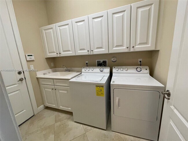 Photo - 9050 Edgewater Bend