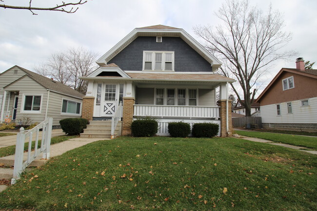 Upper unit of a West Allis duplex - 1932 S 83rd St Apartamentos Unidad 1932