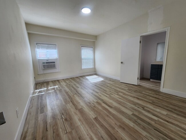 Photo - Modern & Stylish 2-Bedroom Apartment... Gr...