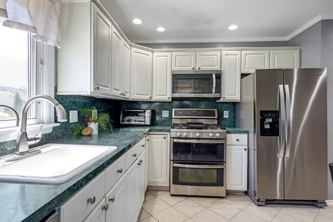 Kitchen - 969 Braun Ter