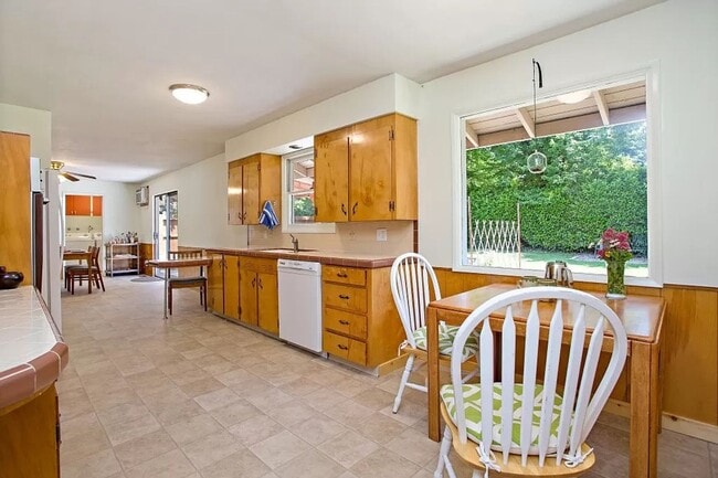 Photo - East Medford Ranch Home on large lot! | Available Mid-July