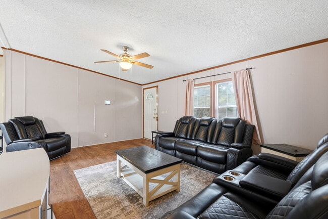Photo - 219 Weyburn St