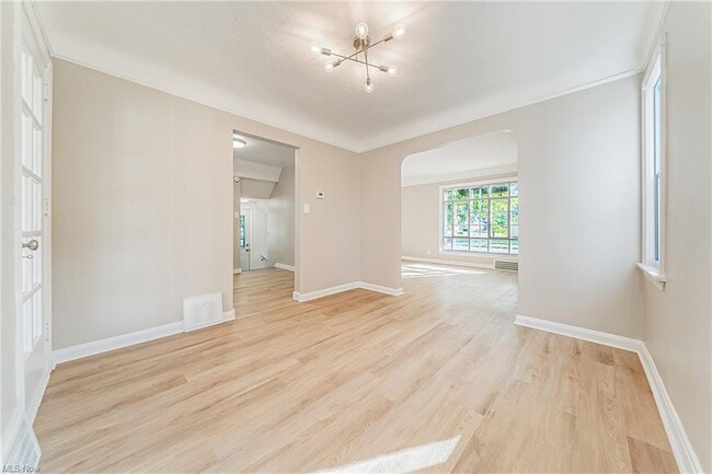 Photo - 440 E 250th St