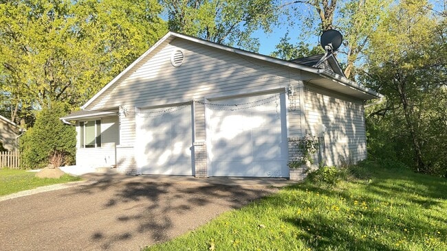 Photo - Large Single Family House in Oakdale!! DON'T MISS!!