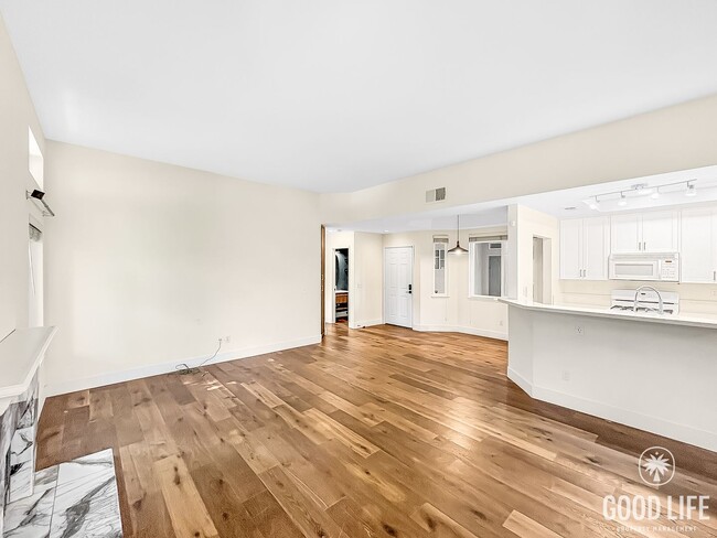 Photo - Beautiful Updated 2 Bed 2.5 Bath Condo in ... Unit 104