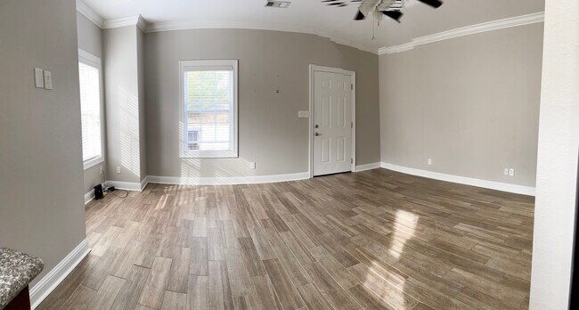 Living Room - 919 Muirfield Dr