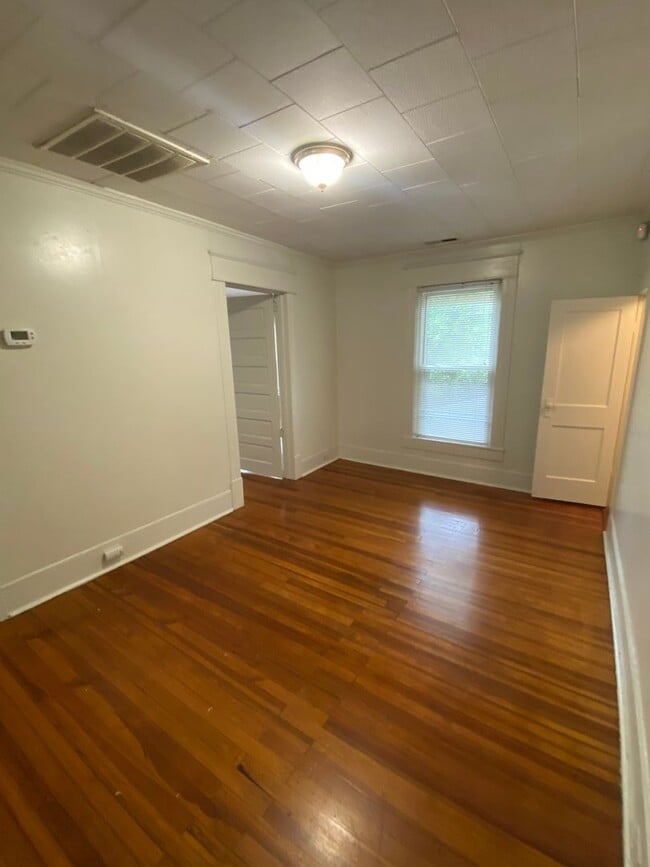 Photo - Adorable Upstairs Duplex / Central AC / W&D / Near Duke East Unit B