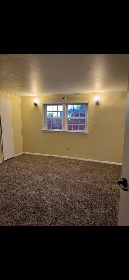 Photo - 318 W 5th St