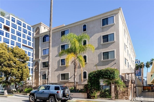 Building Photo - 1466 Tamarind Ave Unit 103