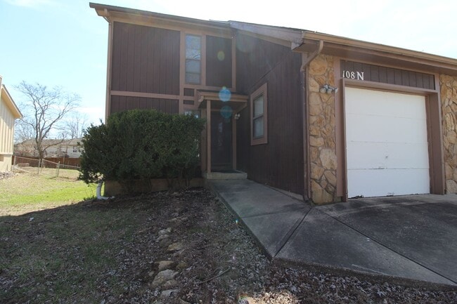 Building Photo - Fully Remodeled 2 Bedroom 1.5 Bath Duplex In Olathe