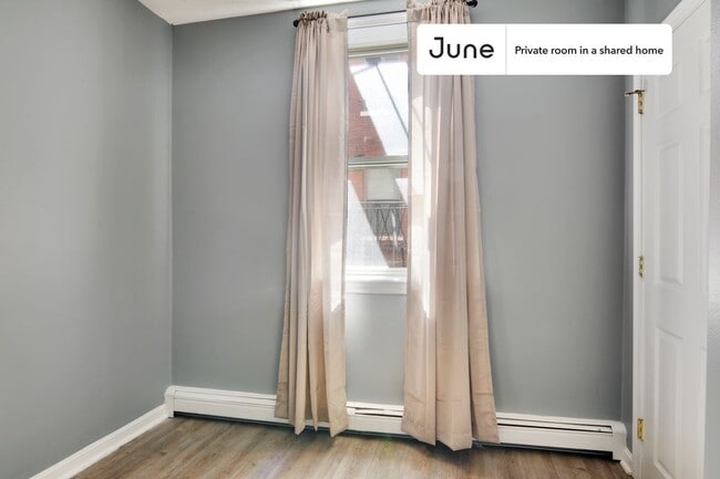 Building Photo - Private bedroom in 3 bed/1 bath Home
