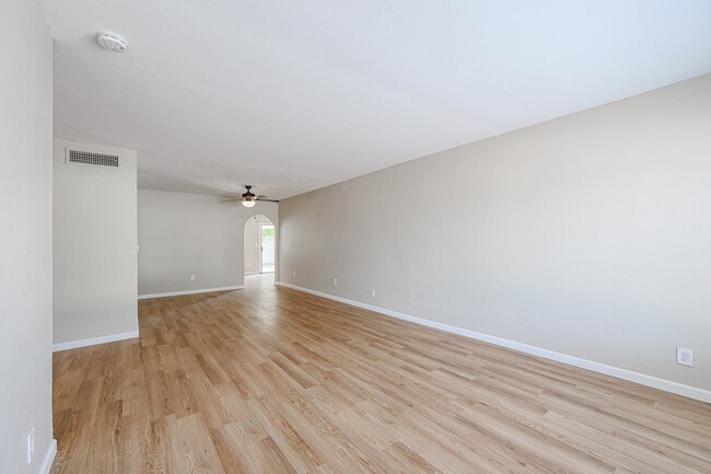 Photo - 6519 S Elm St
