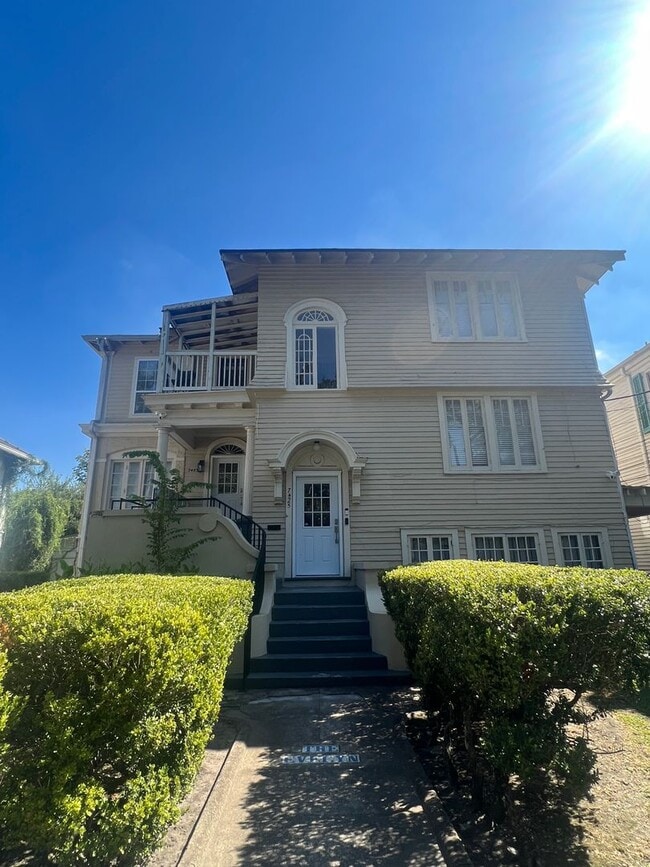 Building Photo - Lovely 5bd/2ba Near Campus! Text 510-631-1171 Unit 7427 - 2nd Floor