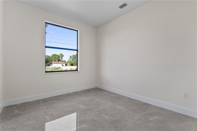 Photo - 1134 Cummings St E