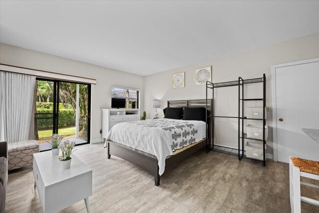 Building Photo - 11863 Wimbledon Cir Unit 428 Rental