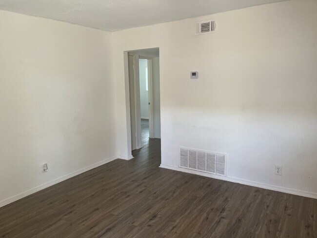 Photo - 2 Bedroom, central Air/Heat apartment for ... Unidad #11