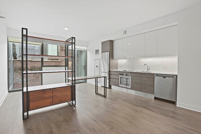 Photo - 210 W Hubbard St