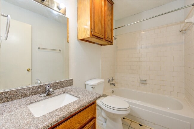 Photo - 212 Quaker Dr