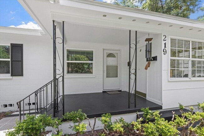 Photo - 219 W 7th Ave