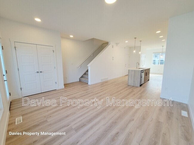4677-4177 177 Ave NW