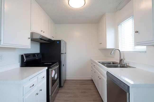 Building Photo - Spacious 2br Corner Apt in Crown Point with Parking and Pool! Unit 60J