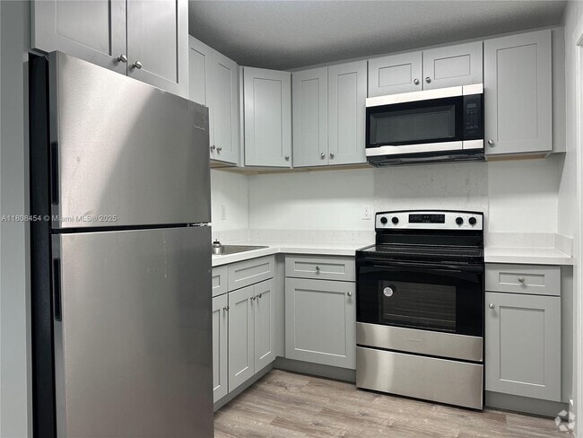 Building Photo - 2401 NW 9th Ave Unit 6 Rental