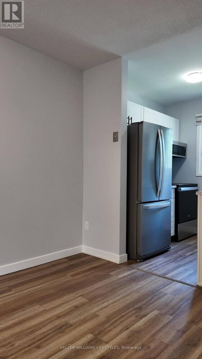Photo - 166 Southdale Rd W