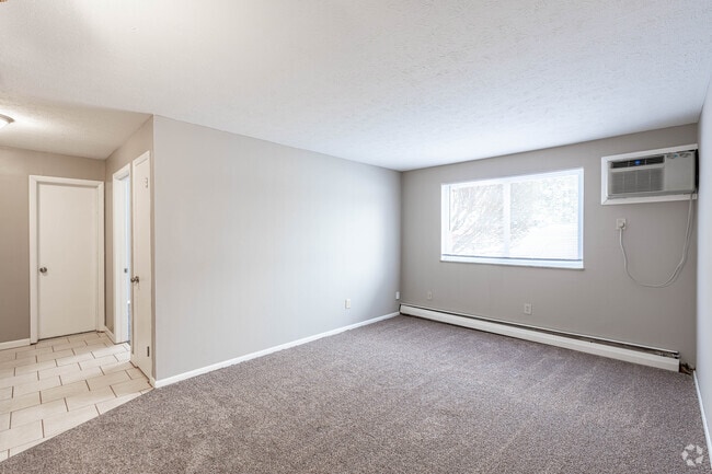 1 habitación, 1 baño - 554 pies cuadrados - Sala de estar - Kensington Club Apartments