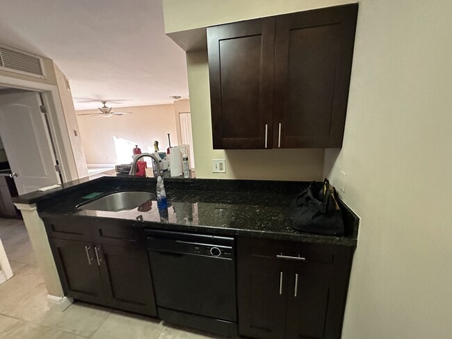 Building Photo - 2811 N Oakland Forest Dr Unit 209