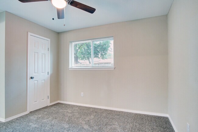 Photo - 2402 Ozark Dr