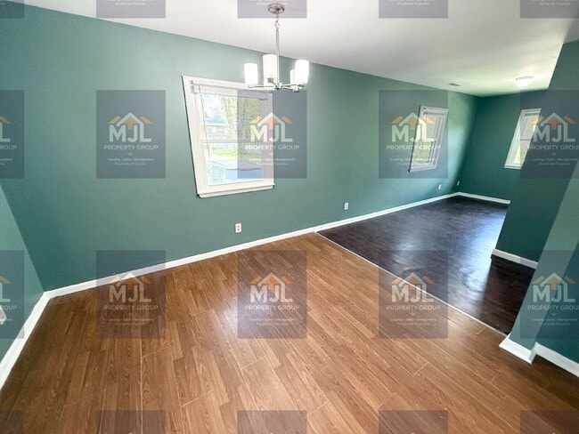 Photo - Spacious 3 Bedroom / 1 Bath Apartment in Sugar Creek *Ready Now*