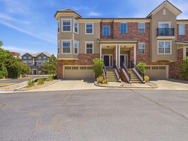 Building Photo - Beautiful DTC Townhome