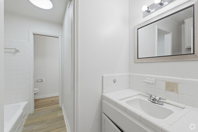 2BR, 1.5BA - 900SF - Bathroom