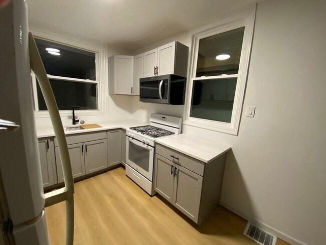 Photo - Newly updated 3 bedroom 1 bath house for Rent!