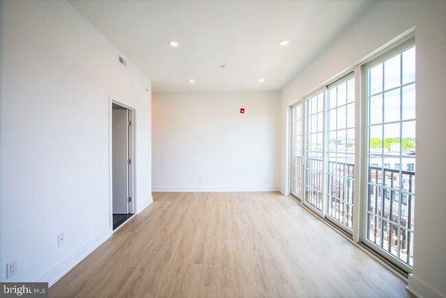 Building Photo - 1324 Frankford Ave Unit 201