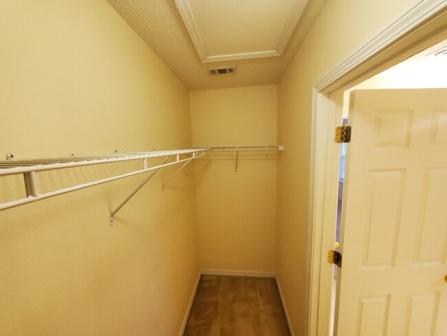 Vestidor en el baño principal - 5165 Victoria Dr