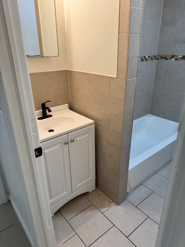 Photo - 587 Grove St