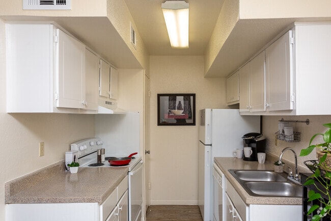 Kitchen - Fox Hall Apartments