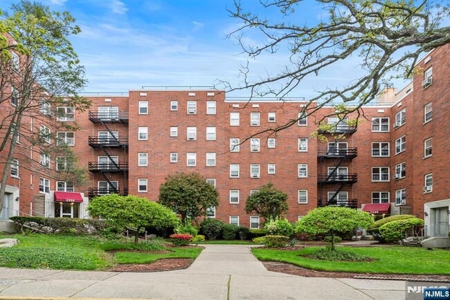 Building Photo - 2350 Linwood Ave Unit 2E Rental